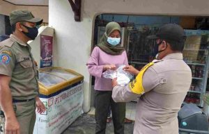 Datangi Warga di Ruang Publik, Polres Kep Seribu Bagikan 1.400 Masker