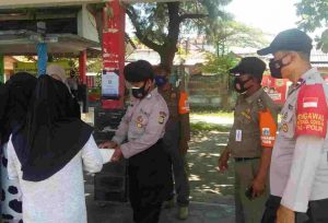 Bagikan 1.600 Masker Polres Kepulauan Seribu Ajak Warga Terapkan ProKes