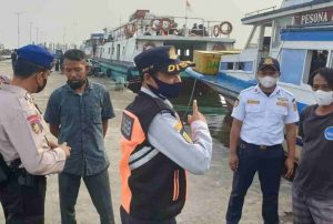 Penumpang Kapal Yang Akan Ke Pulau di Dermaga Keberangkatan di Himbau Taat ProKes