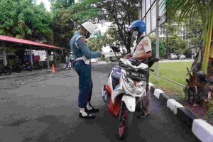 Tak Hanya Masyarakat Umum, Prajurit TNI AL pun Tertib Berkendara