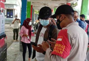 Polsek Kep Seribu Selatan Pandu Warga Scan Barcode Peduli Lindungi di Dermaga Pulau Tidung