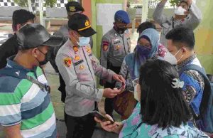 Polres Kep Seribu Himbau ProKes dan Cek Sertifikat Vaksin 61 Warga di Dermaga Keberangkatan