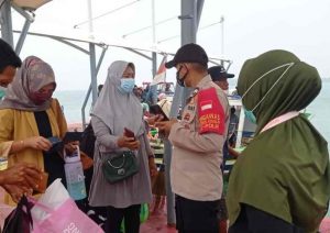 Tiba di Pulau Untung Jawa, 47 Warga di Cek Sertifikat Vaksin dan di Himbau Terapkan ProKes