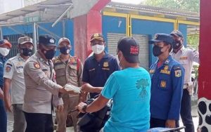 Bagikan 1.500 Masker Polres Kepulauan Seribu Ajak Warga Terapkan ProKes
