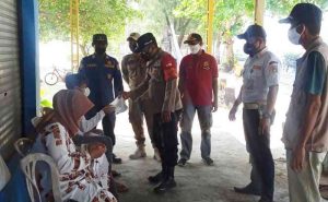 Polres Kep Seribu Terus Himbau ProKes dan Cek Sertifikat Vaksin 133 Warga di Dermaga Keberangkatan