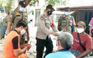 Bagikan 1.600 Masker Polres Kepulauan Seribu Ajak Warga Terapkan ProKes