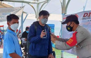 39 Warga Tiba di Dermaga Kedatangan Pulau Untung Jawa Tunjukkan Sertifikat Vaksin