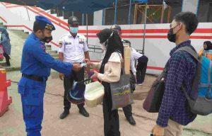 Polres Kep Seribu Terus Himbau ProKes dan Cek Sertifikat Vaksin 116 Warga di Dermaga Keberangkatan