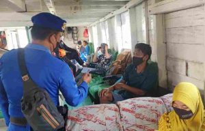 Polres Kep Seribu Himbau ProKes dan Cek Sertifikat Vaksin 128 Warga di Dermaga Keberangkatan