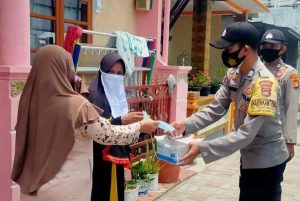 Bagikan 1.600 Masker Polres Kepulauan Seribu Ajak Warga Patuhi ProKes