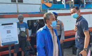 Polres Kep Seribu Himbau ProKes dan Cek Sertifikat Vaksin 141 Warga di Dermaga Keberangkatan