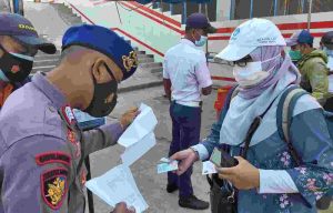 Polres Kep Seribu Himbau ProKes dan Cek Sertifikat Vaksin 131 Warga di Dermaga Keberangkatan