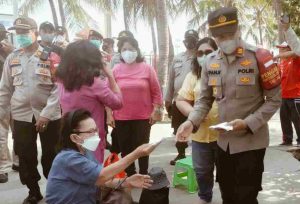 Door to Door, Polres Kep Seribu Bagikan 1.500 Masker ke Warga