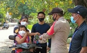 Bagikan 1.400 Masker Polres Kepulauan Seribu Ajak Warga Patuhi ProKe