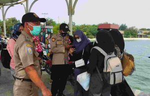 Door to Door, Polres Kep Seribu Bagikan 1.600 Masker ke Warga