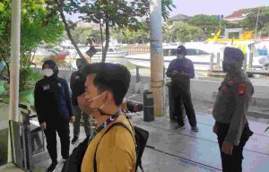 Polres Kep Seribu Himbau 63 Warga Yang Akan Ke Pulau Seribu Taat ProKes dan Sudah Suntik Vaksin