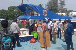 Polsek Kep Seribu Selatan Tempatkan Personel di Dermaga Kedatangan Pulau Pari Lakukan Pengawasan ProKes