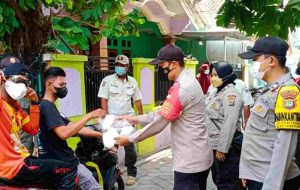 Sambangi Warga di Ruang Publik, Polres Kep Seribu Himbau ProKes dan Bagikan 1.400 Masker