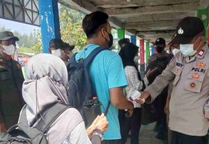 PPKM Level3, Polsek Kep Seribu Selatan Terapkan Aturan Scan Barcode Peduli Lindungi di Dermaga Kedatangan
