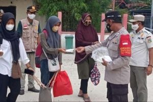 PPKM Level3, Polres Kep Seribu Himbau ProKes dan Bagikan 1.500 Masker ke Warga