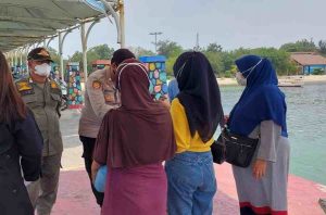 PPKM Level3, Polsek Kep Seribu Selatan Ketatkan ProKes dan Cek Sertifikat Vaksin di Dermaga Kedatangan