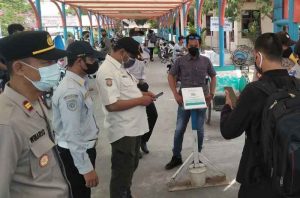 47 Warga Tiba di Pulau Kelapa Scan Barcode Aplikasi Peduli Lindungi