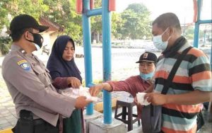 Sambangi Warga di Ruang Publik, Polres Kep Seribu Himbau ProKes dan Bagikan 1.400 Masker