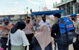Polres Kep Seribu Himbau ProKes 158 Warga Yang Akan ke Pulau di Dermaga Keberangkatan
