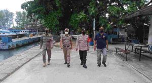 Tim Ops Yustisi Gabungan Polsek Kep Seribu Selatan Beri Sanksi 8 Pelanggar ProKes
