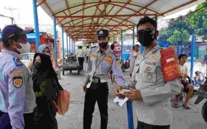 16 Warga Tiba di Pulau Panggang Lakukan Scan Barcode Aplikasi Peduli Lindungi