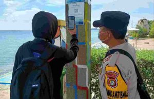 Terapkan Scan Barcode Peduli Lindungi, Polsek Kep Seribu Selatan Ajak Warga Patuhi Aturan
