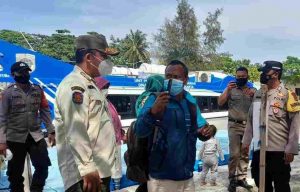 Tempatkan Personel di Dermaga Kedatangan, Polsek Kep Seribu Selatan Pandu Warga Scan Barcode Peduli Lindungi