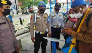 Ketatkan Aturan ProKes dan Pandu Warga Scan Barcode Peduli Lindungi, Polsek Kep Seribu Utara Tempatkan Personel di 3 Dermaga