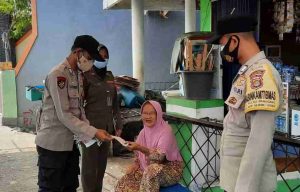 Himbau ProKes dan Bagikan 1.500 Masker ke Warga, Polres Kep Seribu Terus Cegah Sebaran Covid-19