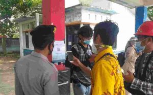 31 Warga Tiba di Dermaga Pulau Tidung Scan Barcode Aplikasi Peduli Lindungi