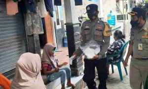 Sambil Himbau ProKes Polres Kep Seribu Bagikan 1.400 Masker ke Warga