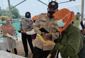 Polsek Kep Seribu Utara Tempatkan Personel di 4 Dermaga Kedatangan Pandu Warga Scan Barcode Aplikasi Peduli Lindungi