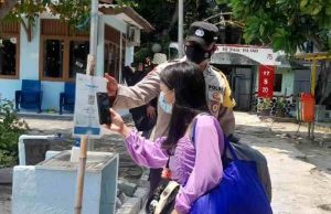 Warga Tiba Di 4 Dermaga Kedatangan oleh Polsek Kep Seribu Selatan dipandu Scan Barcode Aplikasi Peduli Lindungi