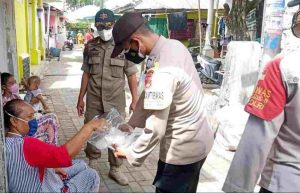 Datangi Warga di Ruang Publik, Polres Kep Seribu Himbau ProKes dan Bagikan 1.700 Masker