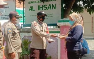 Cegah Covid-19, Polres Kep Seribu dan Polsek Jajaran Himbau ProKes dan Bagikan 1.500 Masker ke Warga
