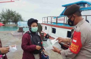 Polres Kep Seribu Terus Himbau ProKes dan Bagikan 1.400 Masker ke Warga