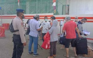 Polres Kep Seribu Himbau ProKes dan Scan Barcode Peduli Lindungi 319 Warga Yang Akan Ke Pulau