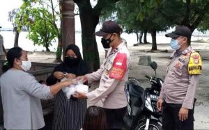 Sambangi Warga di Ruang Publik, Polres Kep Seribu Himbau ProKes dan Bagikan 1.800 Masker
