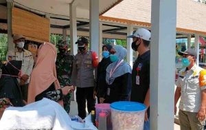 Tak Pakai Masker, 2 Dari 12 Pelanggar disanksi Kerja Sosial oleh Tim Ops Yustisi Gabungan Polsek Kep Seribu Selatan