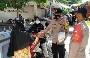 Sambangi Warga di Ruang Publik, Polres Kep Seribu Himbau ProKes dan Bagikan 1.600 Masker