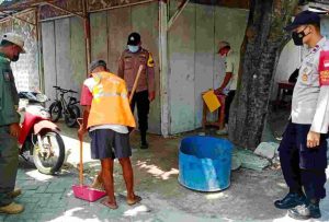 2 Dari 11 Pelanggar ProKes disanksi Kerja Sosial oleh Tim Ops Yustisi Gabungan Polsek Kep Seribu Selatan