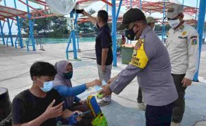 Hampiri Warga di Ruang Publik, Polres Kep Seribu Himbau Taat ProKes dan Bagikan 1.500 Masker