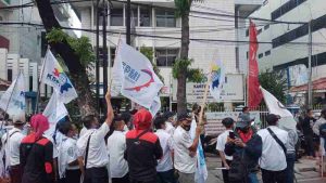 Serikat Pekerja Dirgantara, Digital dan Transportasi (SPDT) FSPMI Lakukan Unjuk Rasa Persoalkan Permasalahan Ketenagakerjaan yang ada di Perum DAMRI.