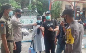 Bagikan 1.400 Masker, Polres Kepulauan Seribu Ajak Warga Taat ProKes