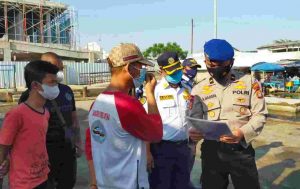 Sat Polair Polres Kepulauan Seribu Ajak Nahkoda Kapal Penumpang ke Pulau Lengkapi Alat Keselamatan Berlayar